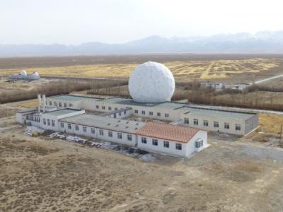 为什么专业天文台的观测站设在山上或是沙漠里？